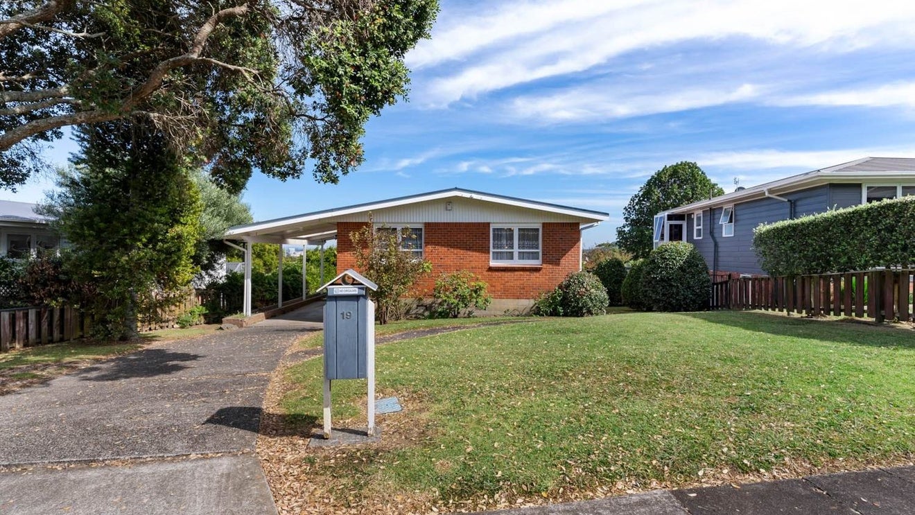 19 Carole Crescent, Pakuranga, Auckland - Carousel 1