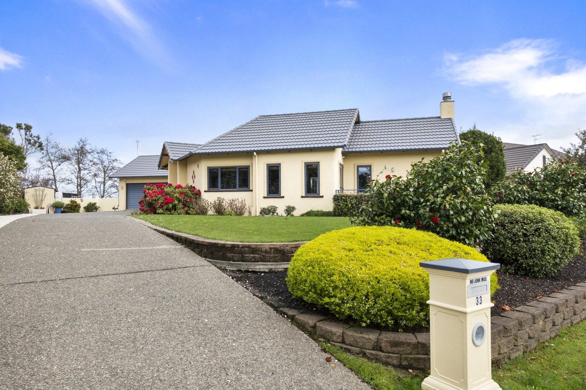 33 Cashmere Drive, Fitzherbert, Palmerston North - Carousel 1