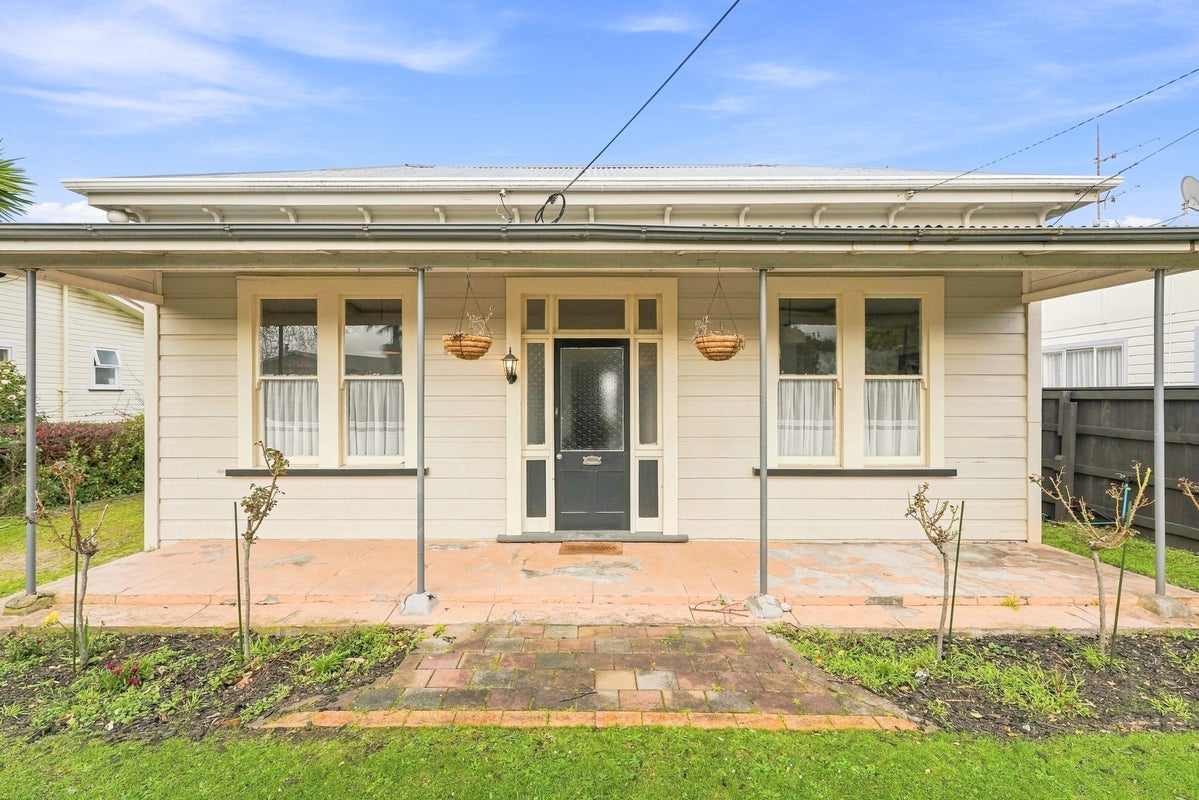 11 Spier Street, Aramoho, Whanganui - Carousel 1