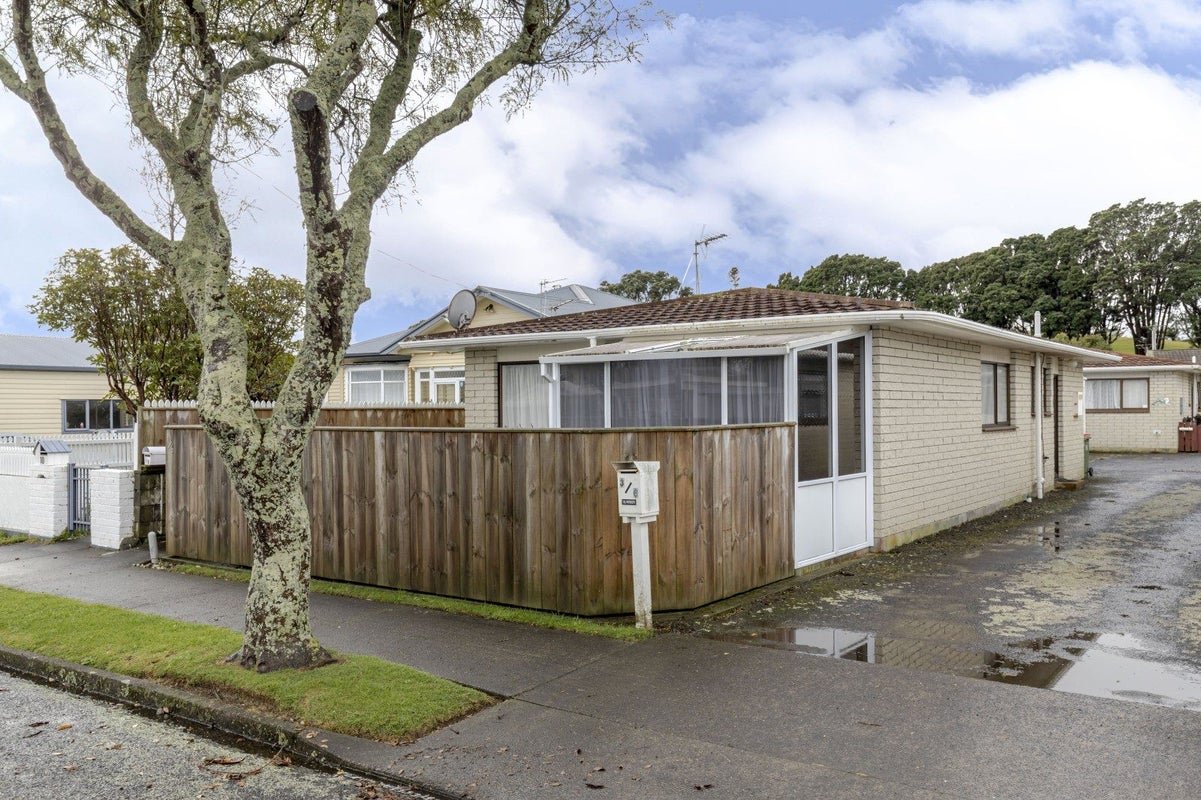 1/6 Hoyle Place, New Plymouth, New Plymouth - Carousel 1
