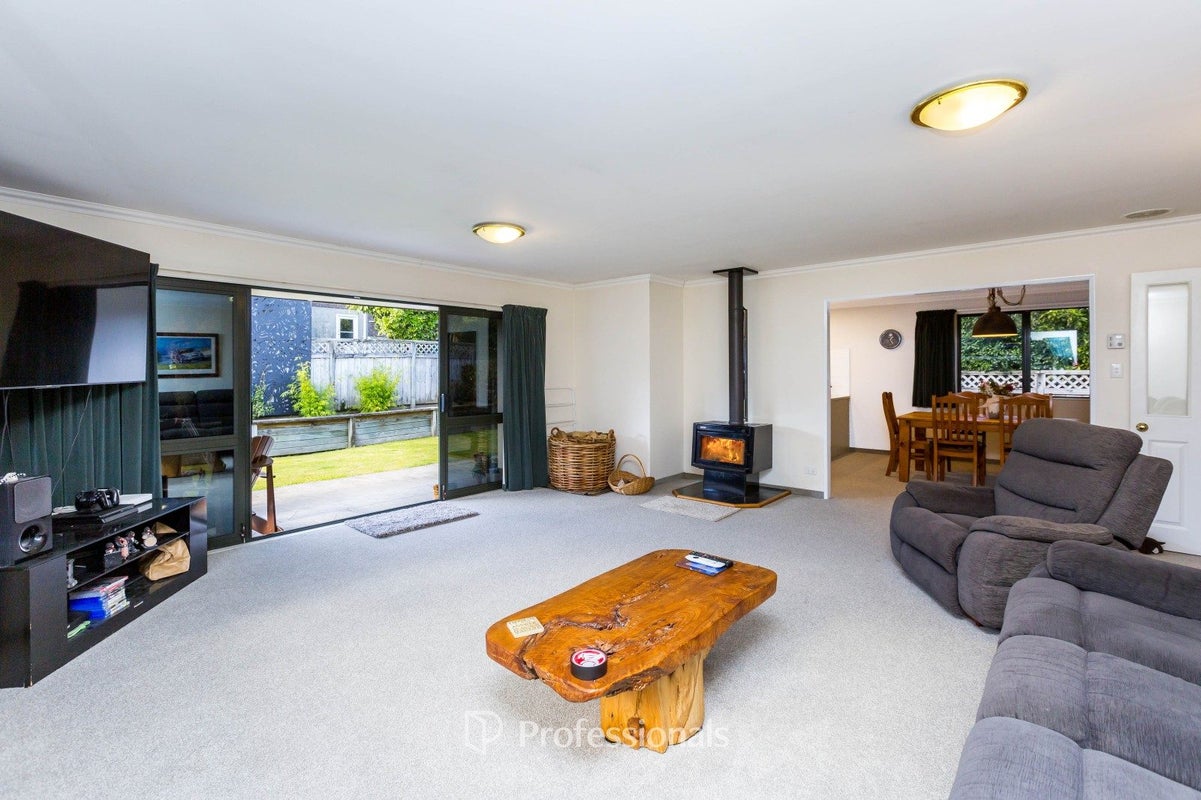 18 Clearwater Terrace, Brown Owl, Upper Hutt - Carousel 2