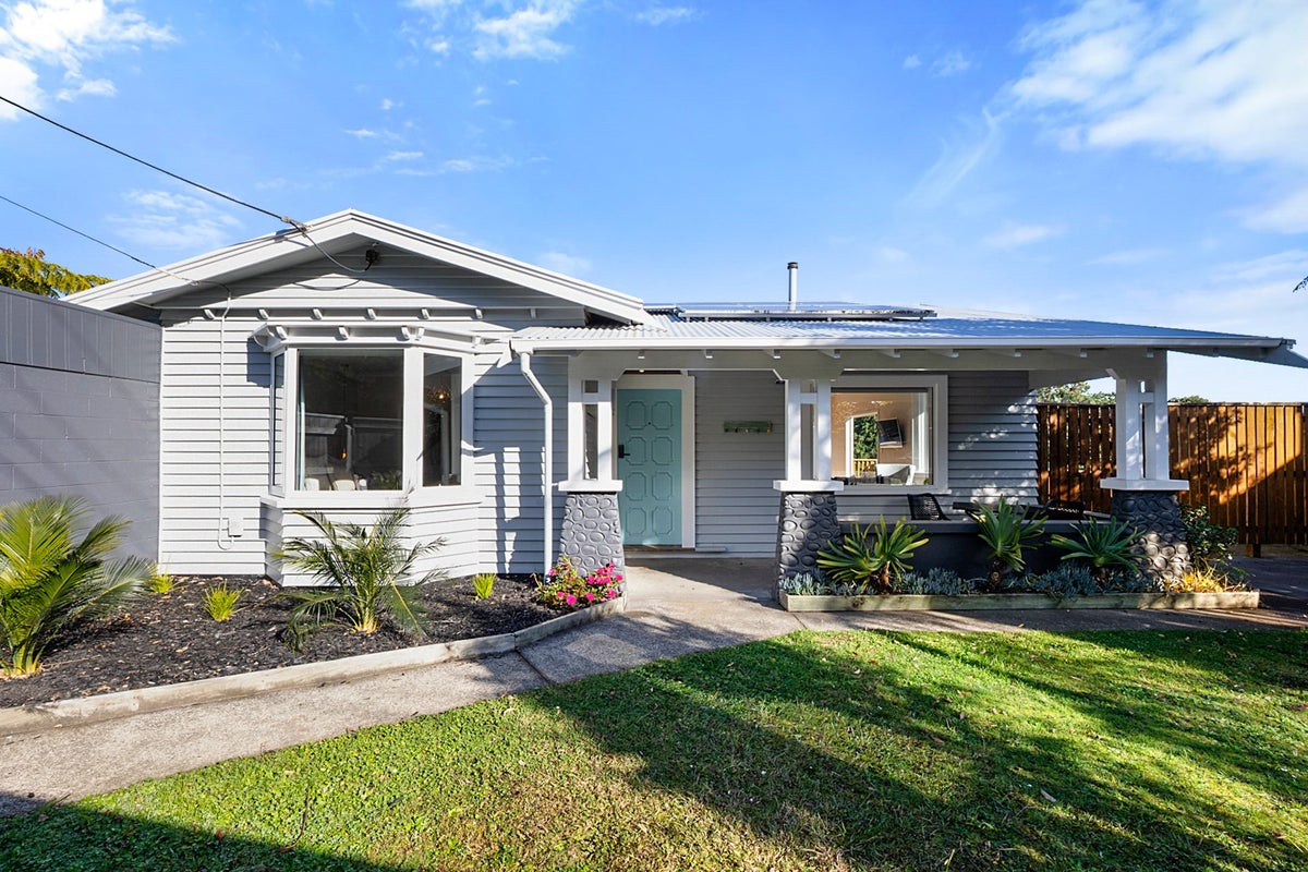 44 Victoria Road, New Plymouth, New Plymouth - Carousel 1