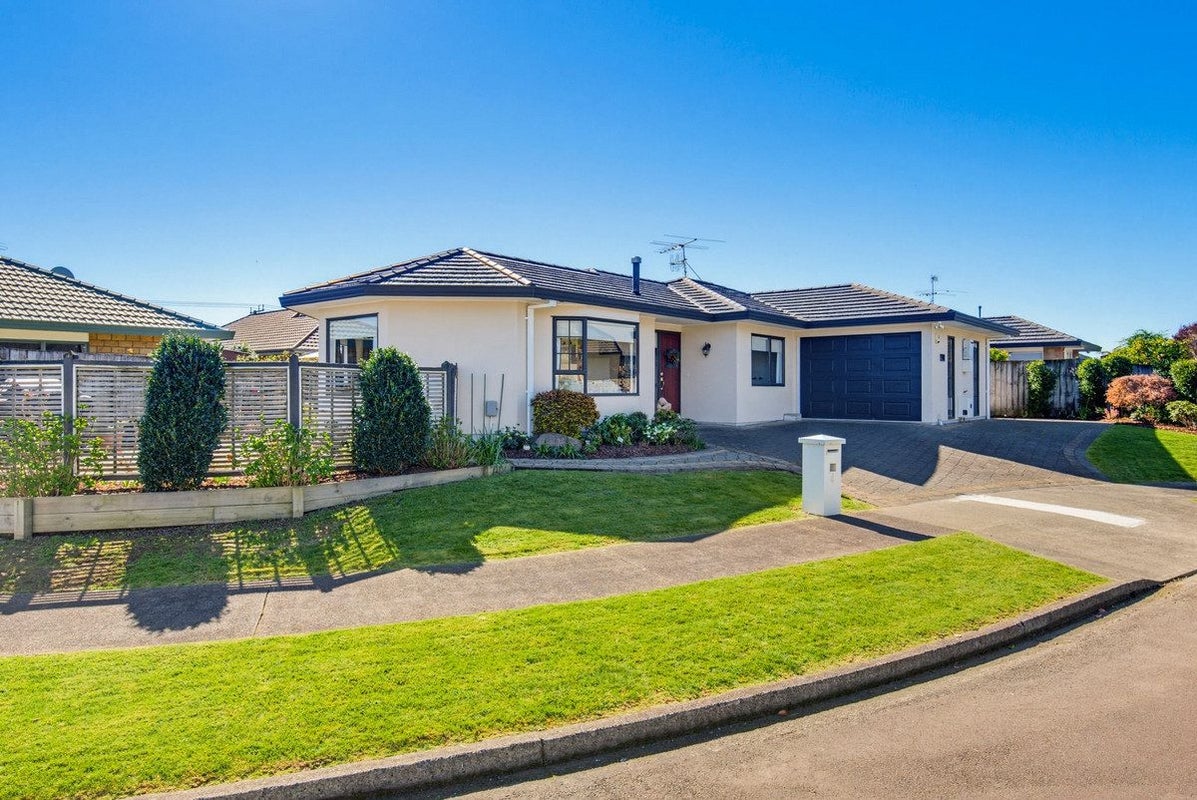 4 Balmerino Grove, Waikanae - Carousel 1