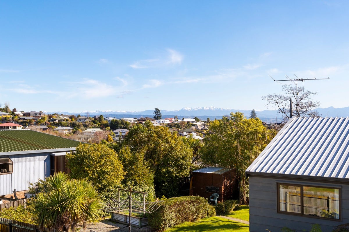 9 Farnham Drive, Richmond, Richmond - Carousel 2