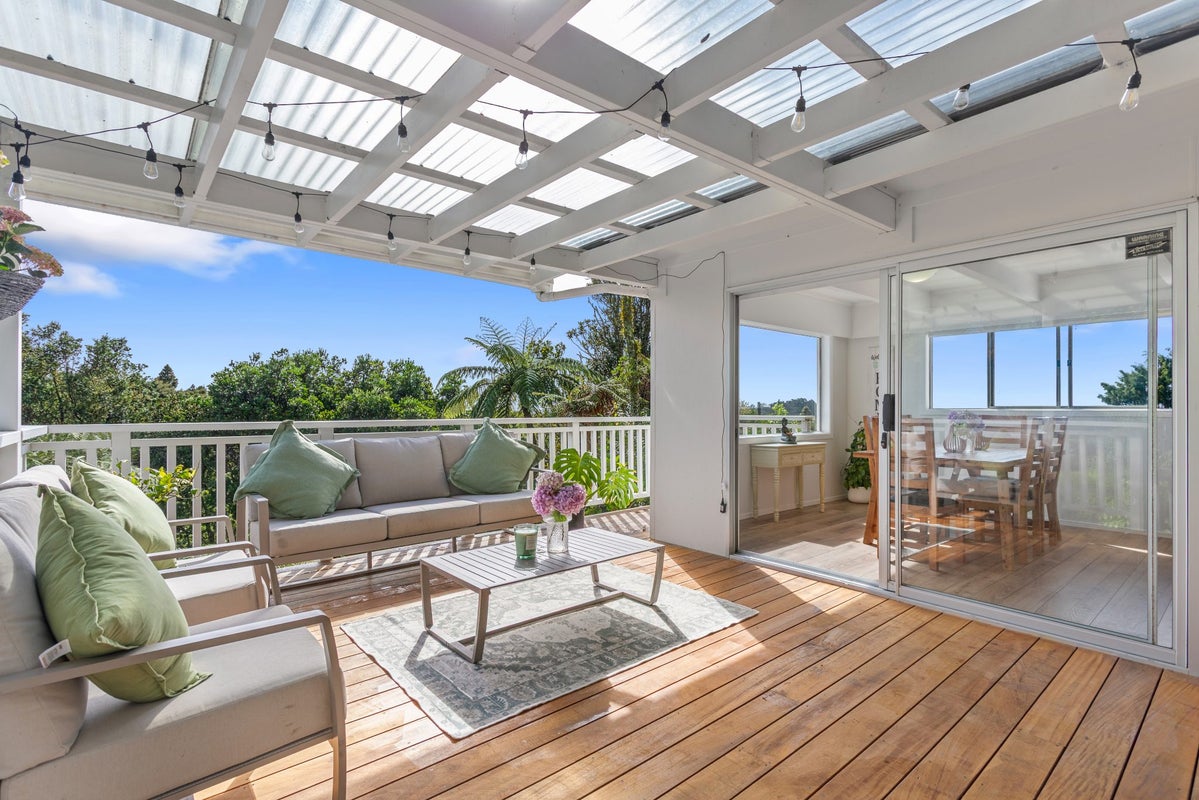 462 Scenic Drive, Waiatarua, Auckland - Carousel 2