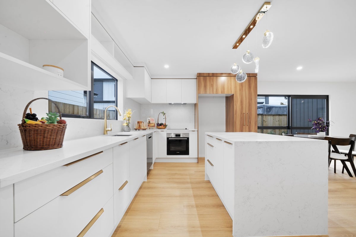 2/32 Tapuwae Way, Māngere Bridge, Auckland - Carousel 1