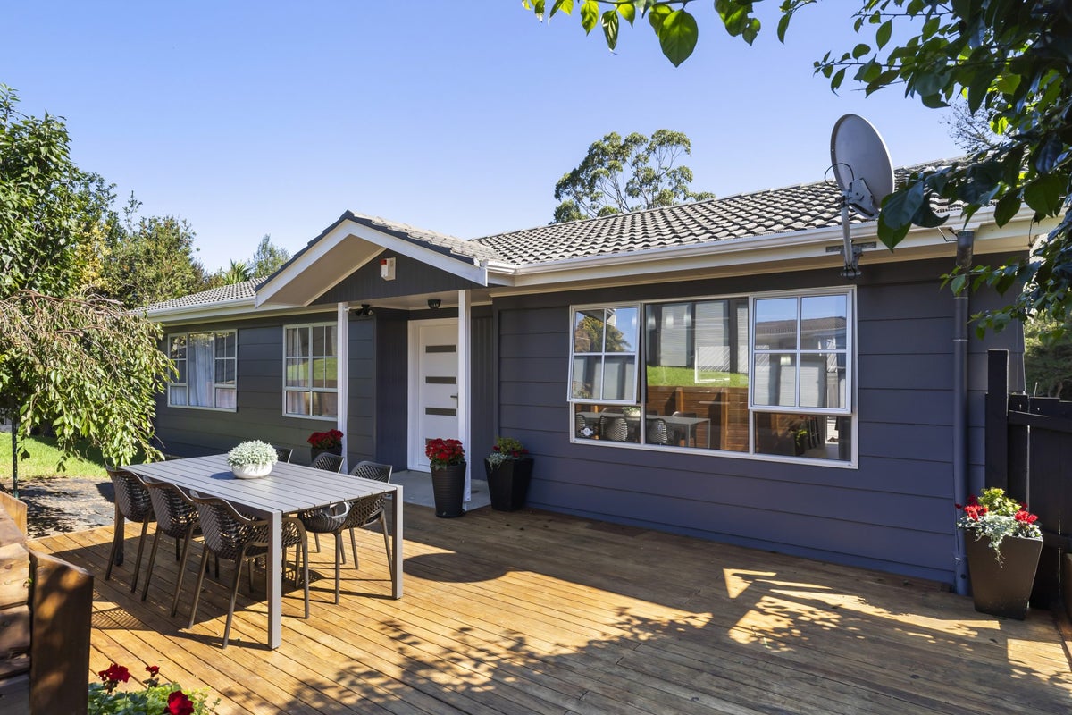1/6 Sapphire Place, Bayview, Auckland - Carousel 2