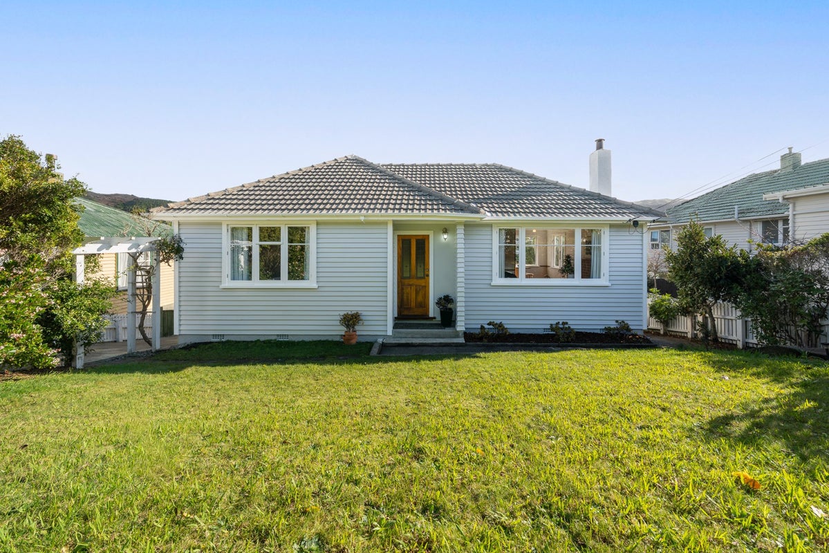 44 Taylor Terrace, Tawa, Wellington - Carousel 1