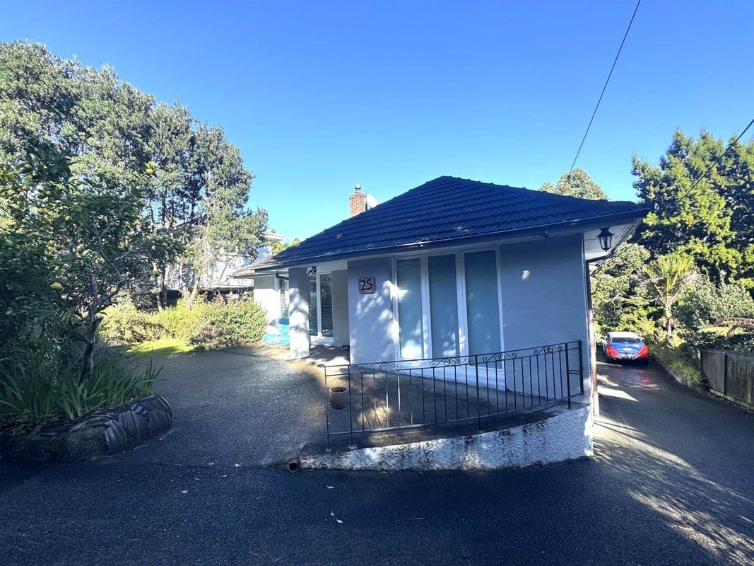 25 Arama Avenue, Titirangi, Auckland - Carousel 2