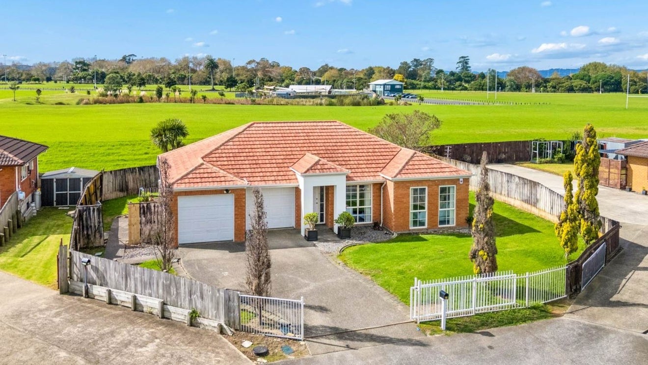 64 Glenveagh Park Drive, Weymouth, Auckland - Carousel 1