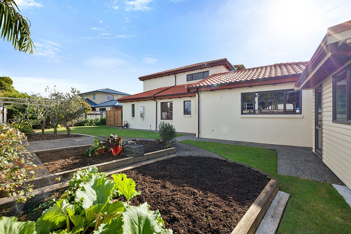 8 Tupare Place, Highlands Park, New Plymouth - Carousel 25
