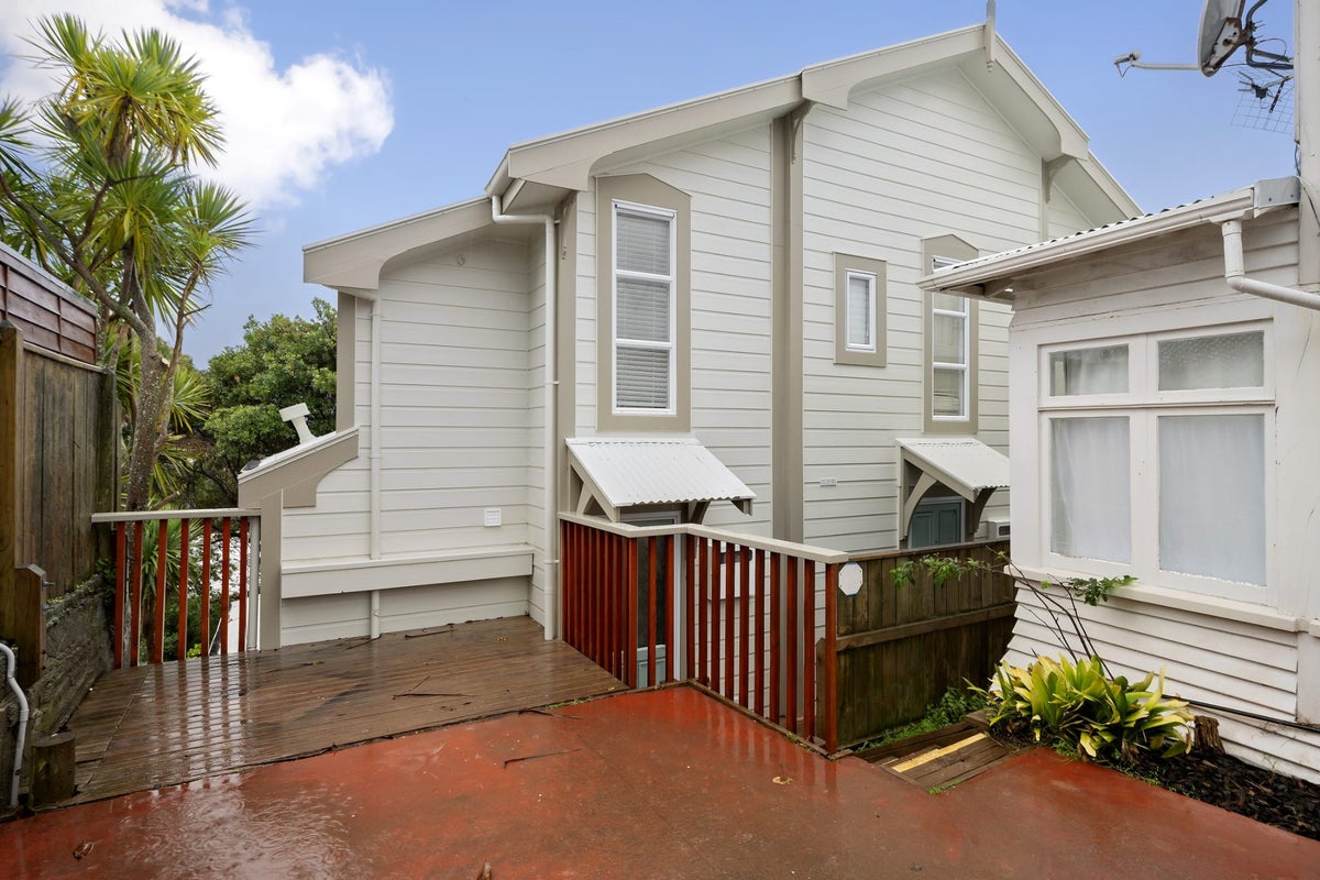 13C Lawrence Street, Newtown, Wellington - Carousel 1