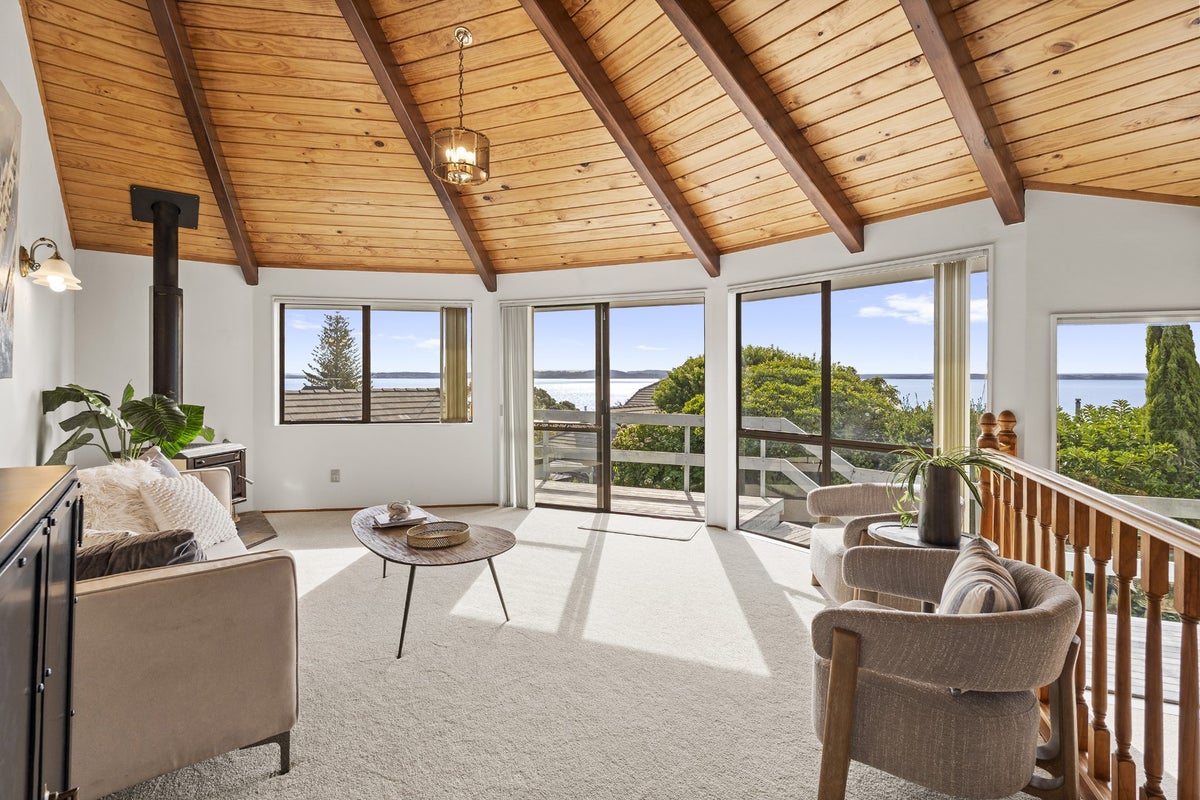 26 Pacific Parade, Army Bay, Whangaparaoa - Carousel 1
