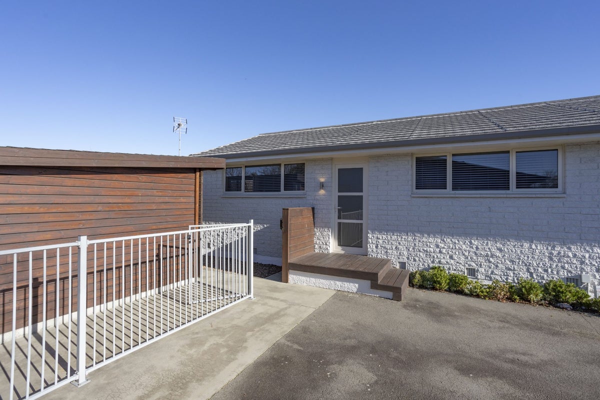 2/6 Timbertop Lane, Saint Martins, Christchurch - Carousel 1