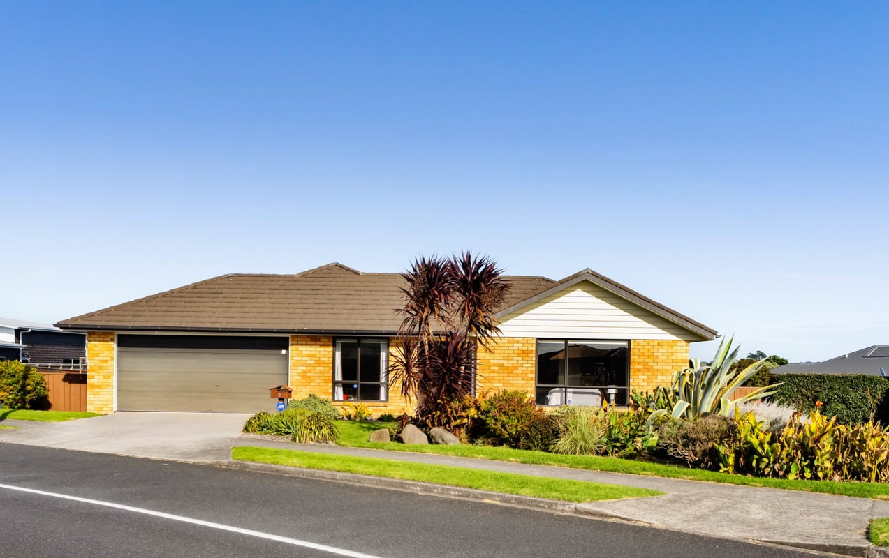 8 Jules Crescent, Bell Block, New Plymouth - Carousel 1
