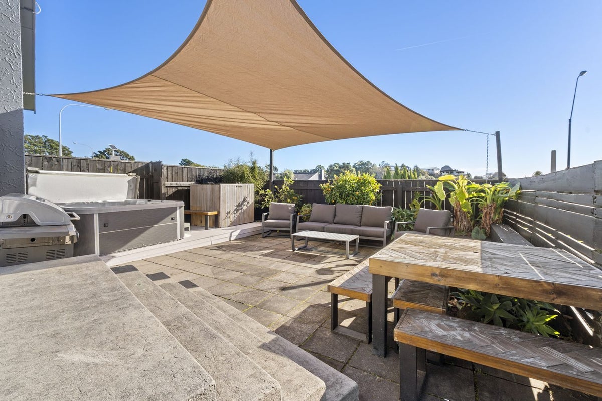 97 South Road, Blagdon, New Plymouth - Carousel 1