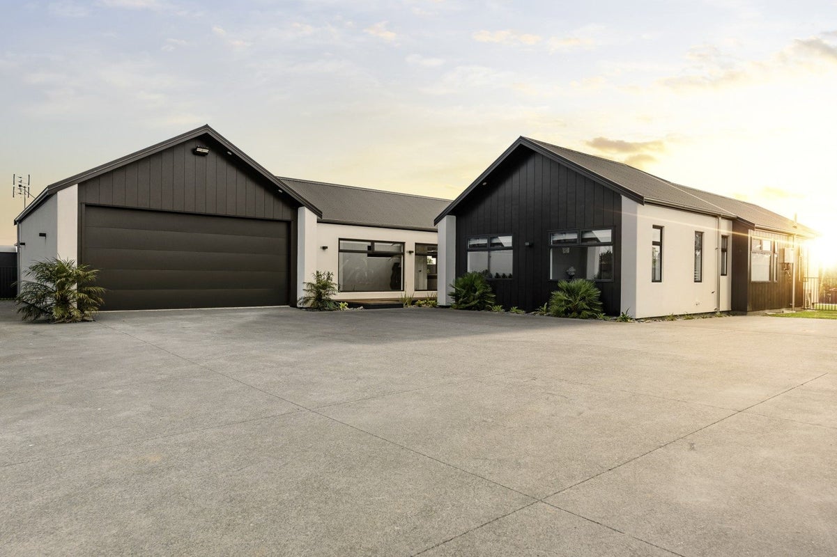 28 Honeyfield Drive, Whalers Gate, New Plymouth - Carousel 1