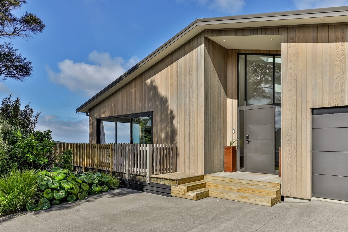 75 Minnehaha Avenue, Titirangi, Auckland - Carousel 2