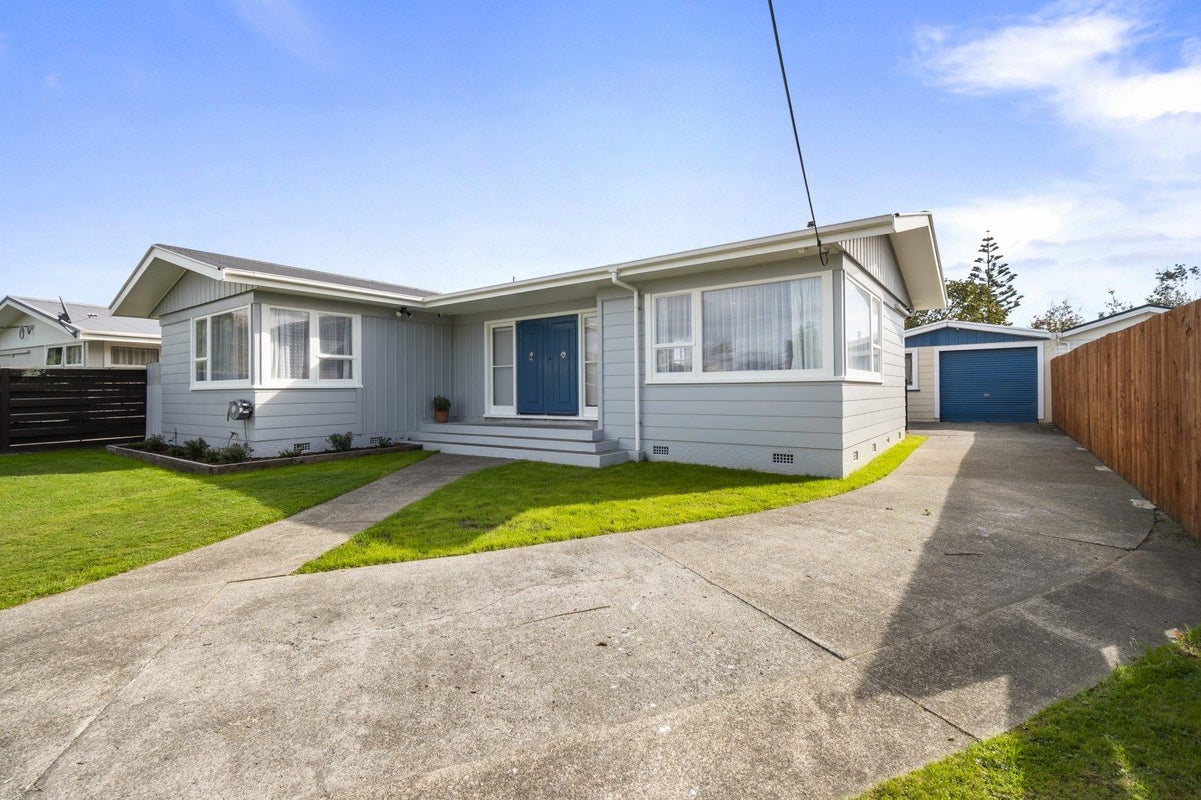18 Tararua Terrace, Cloverlea, Palmerston North - Carousel 1