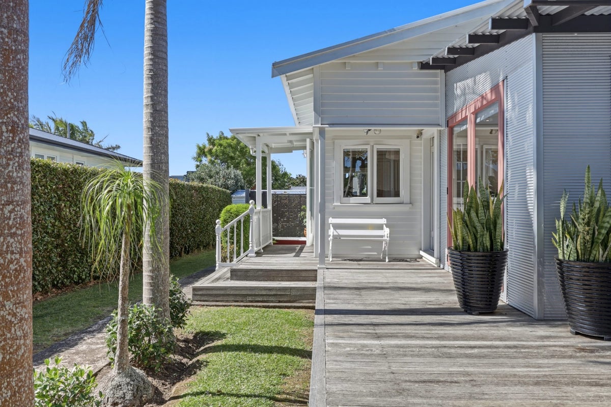 18 Alberta Street, Point Chevalier, Auckland - Carousel 1
