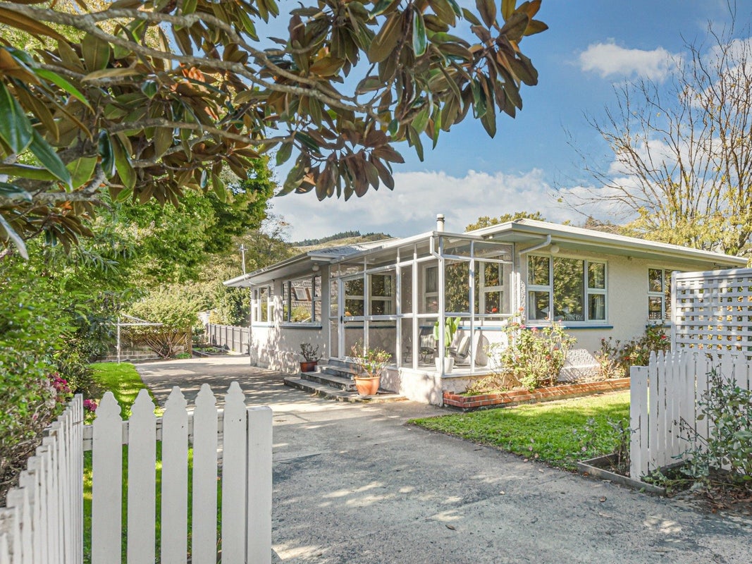 3 Oldham Lane, The Wood, Nelson - Carousel 1