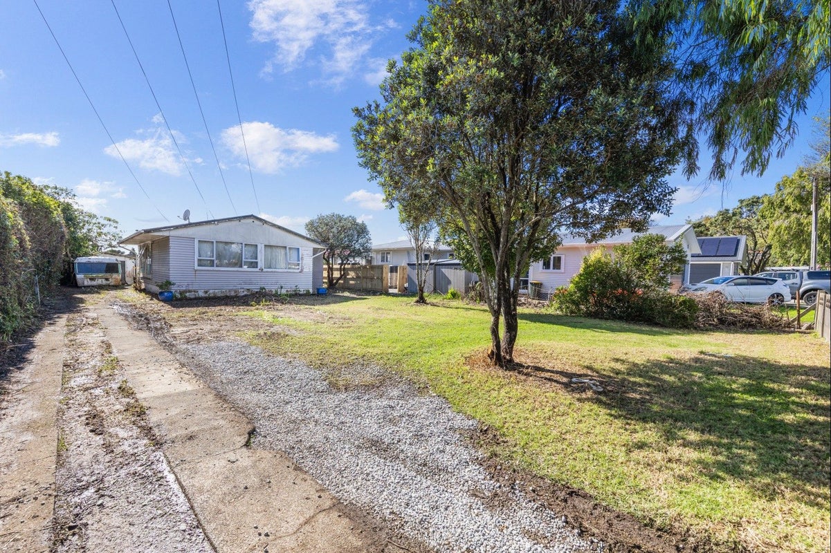9 Muir Avenue, Mangere Bridge, Auckland - Carousel 1