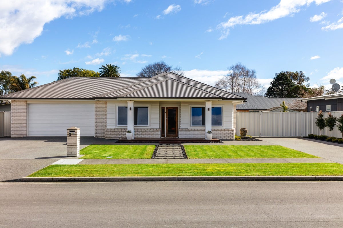 3 Sterling Park, Lytton West, Gisborne - Carousel 1