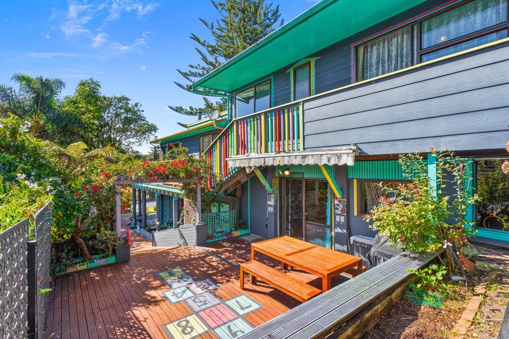 221 Woodlands Park Road, Titirangi, Auckland - Carousel 1