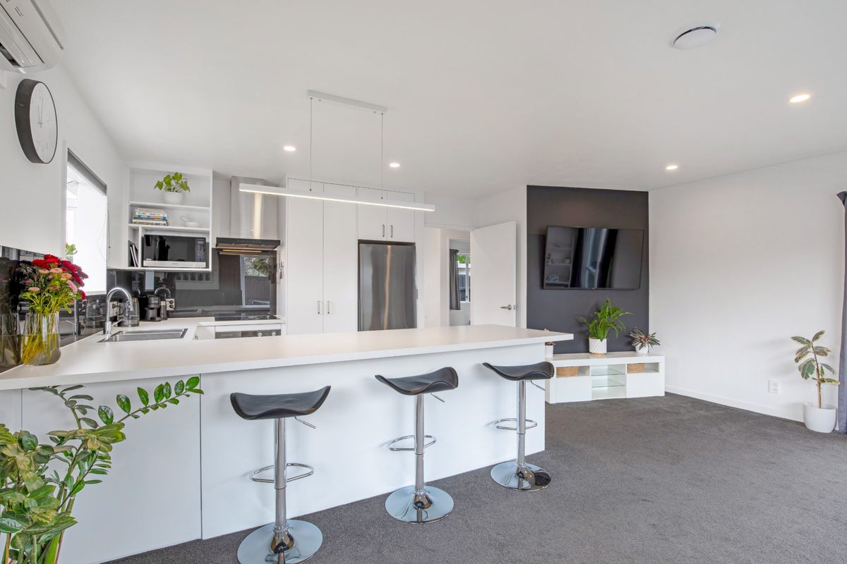 2/31 Barrie Street, Addington, Christchurch - Carousel 1