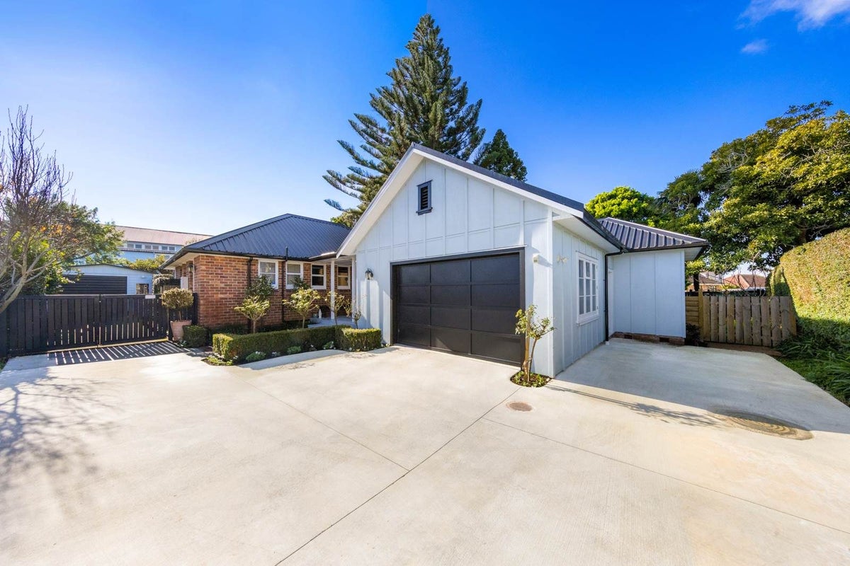 11 Alamein Road, Panmure, Auckland - Carousel 1