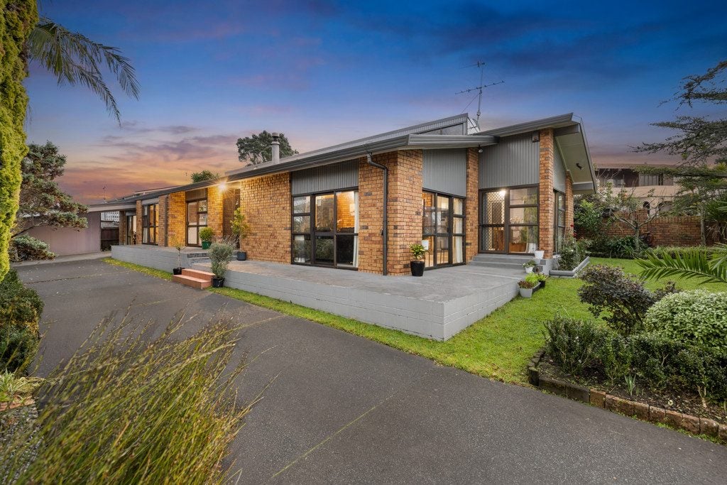 7 Tatyana Place, Massey, Auckland - Carousel 1