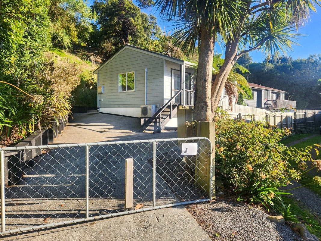 16 Crystal Grove, Birchville, Upper Hutt - Carousel 1