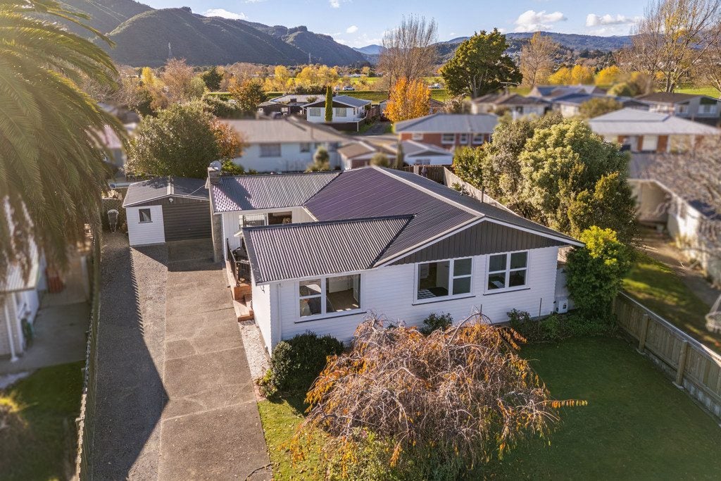 8 Snell Grove, Clouston Park, Upper Hutt - Carousel 1