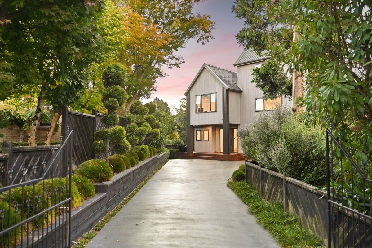 2B Edgecumbe Street, Whitiora, Hamilton - Carousel 1