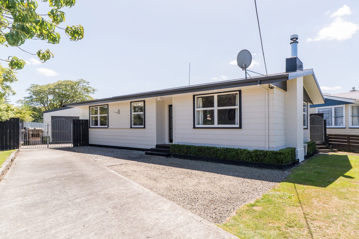 36 Tararua Terrace, Cloverlea, Palmerston North - Carousel 2