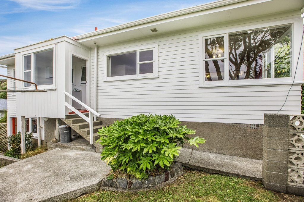 31 St Albans Avenue, Karori, Wellington - Carousel 2