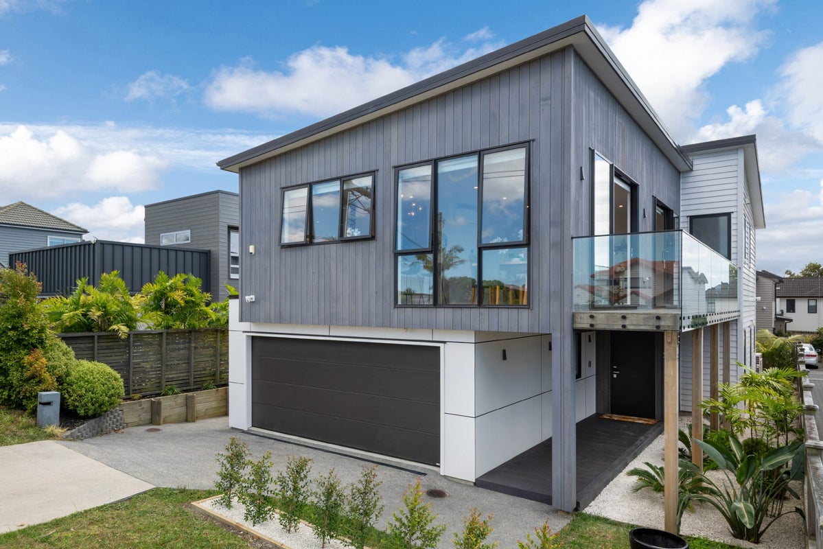 43 Knights Road, Rothesay Bay, Auckland - Carousel 1