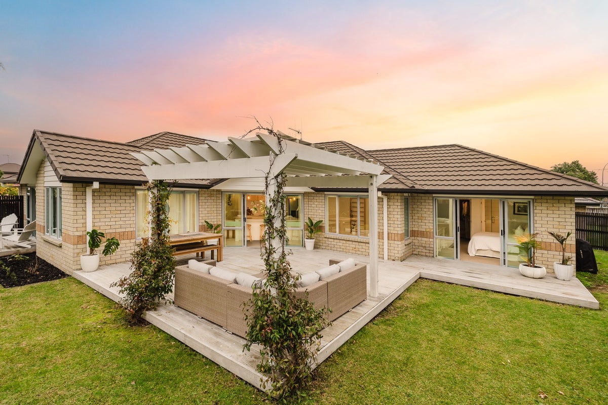 26 Nielsen Gardens, Rototuna, Hamilton - Carousel 1