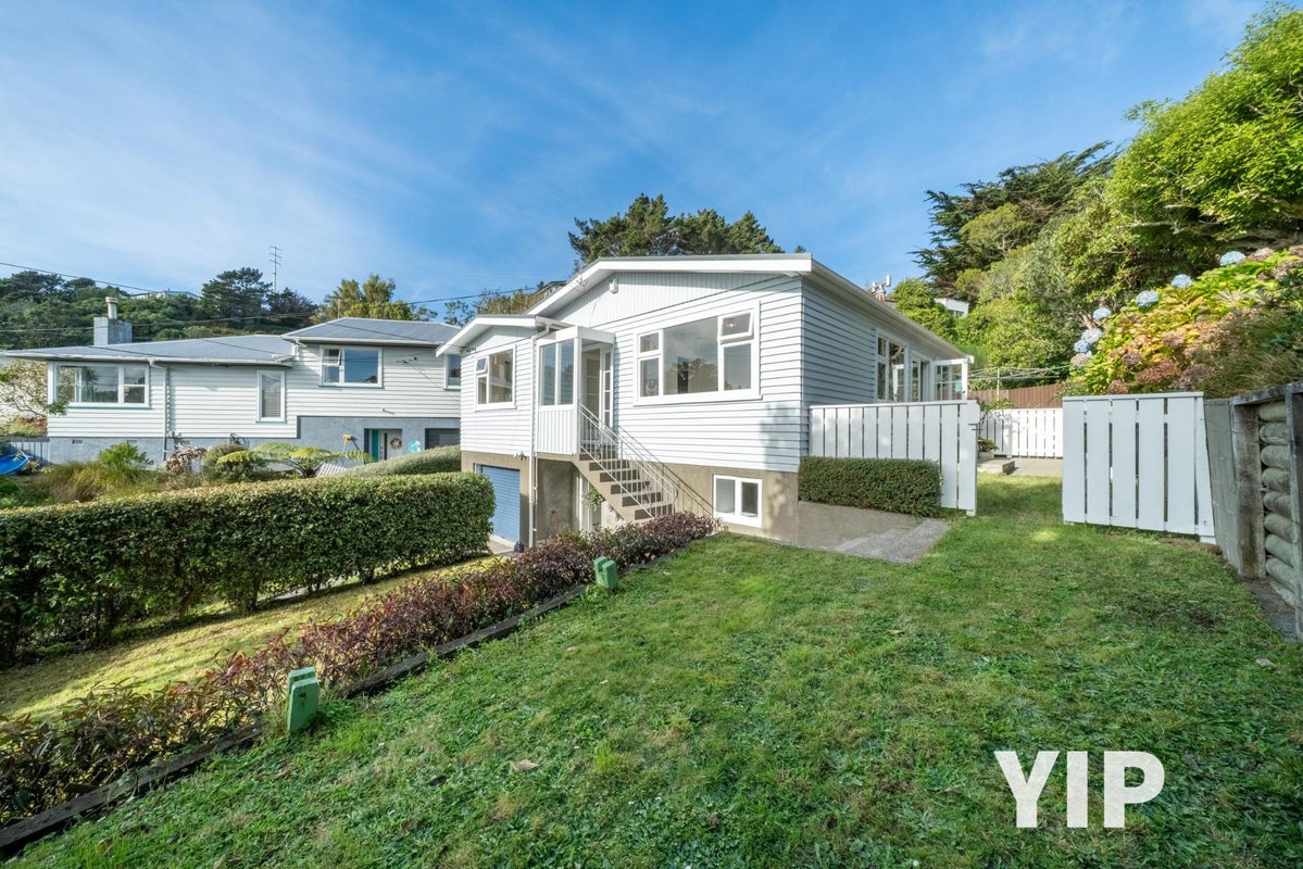 6 Royston Way, Newlands, Wellington - Carousel 1