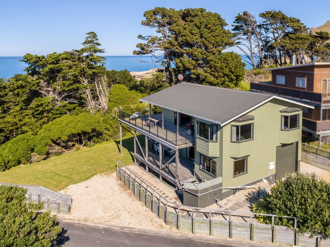 48 Balfour Crescent, Castlepoint, Tinui - Carousel 2