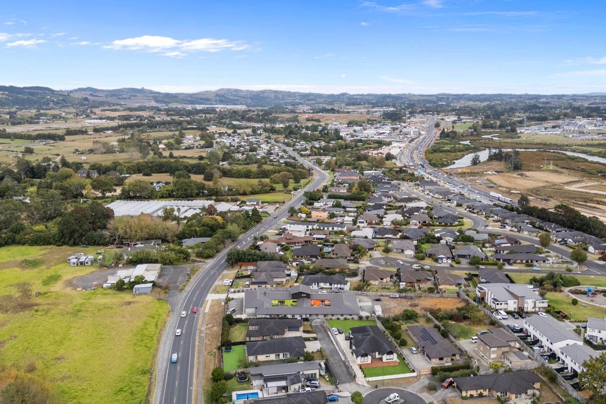 32 Cooladerry Place, Rosehill, Papakura - Carousel 24