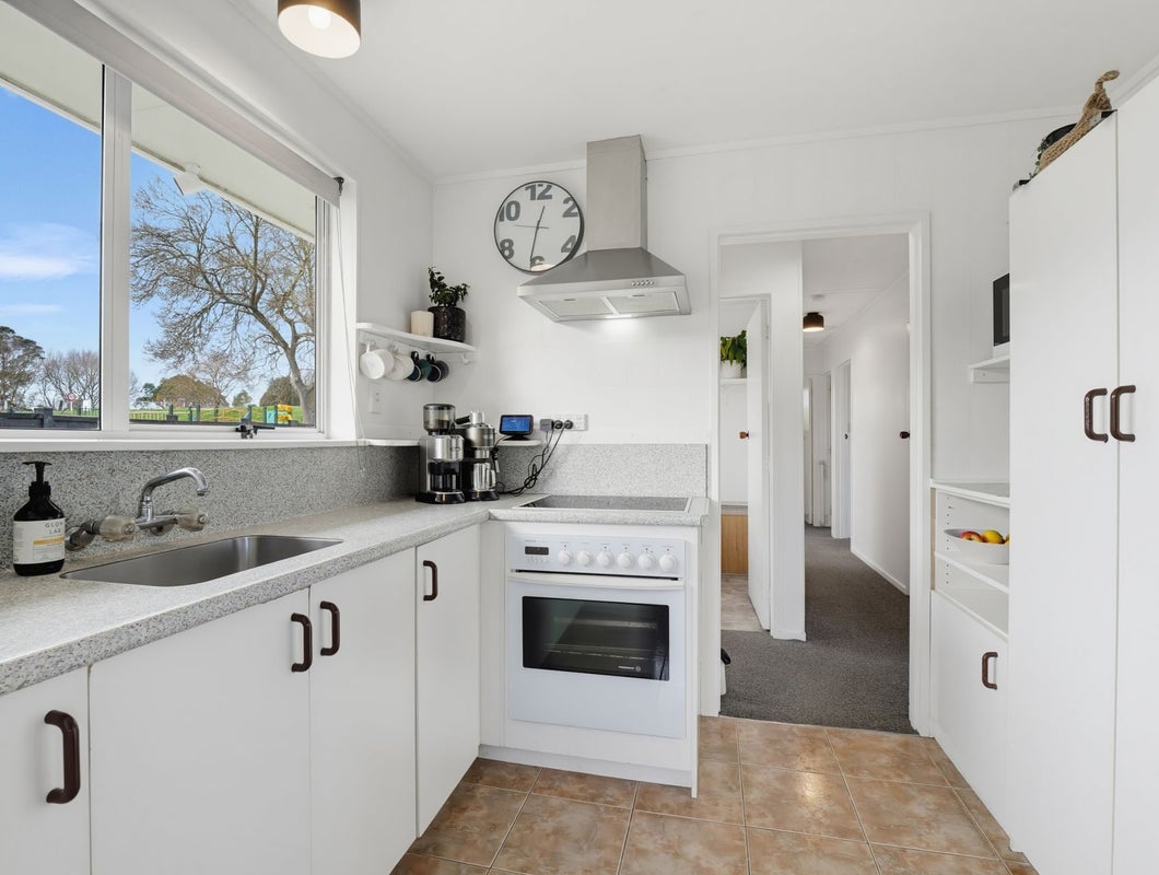 6 Grant Place, Awapuni, Palmerston North - Carousel 2
