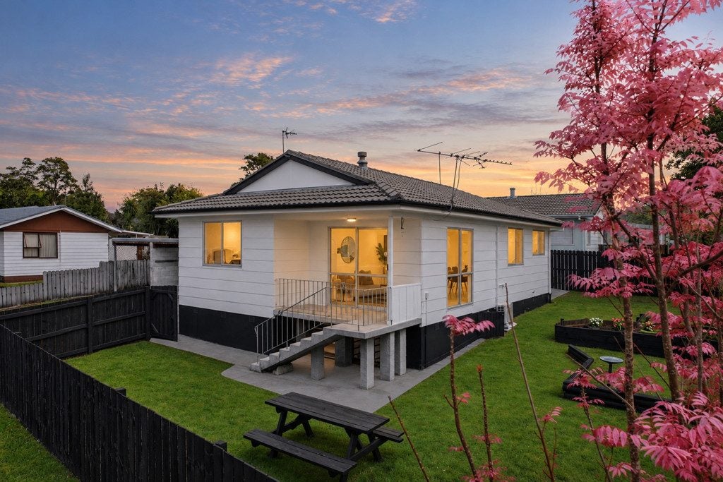 1/12 Dalmatia Place, Henderson, Waitakere City, Auckland - Carousel 1