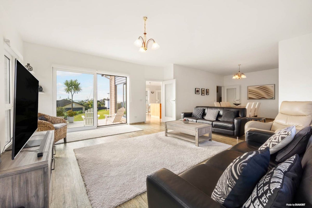 61 Roberta Crescent, Orewa, Orewa - Carousel 2