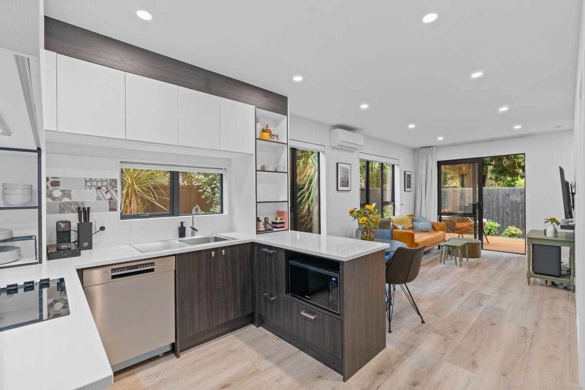 5/47 Beach Road, Te Atatu Peninsula, Auckland - Carousel 1