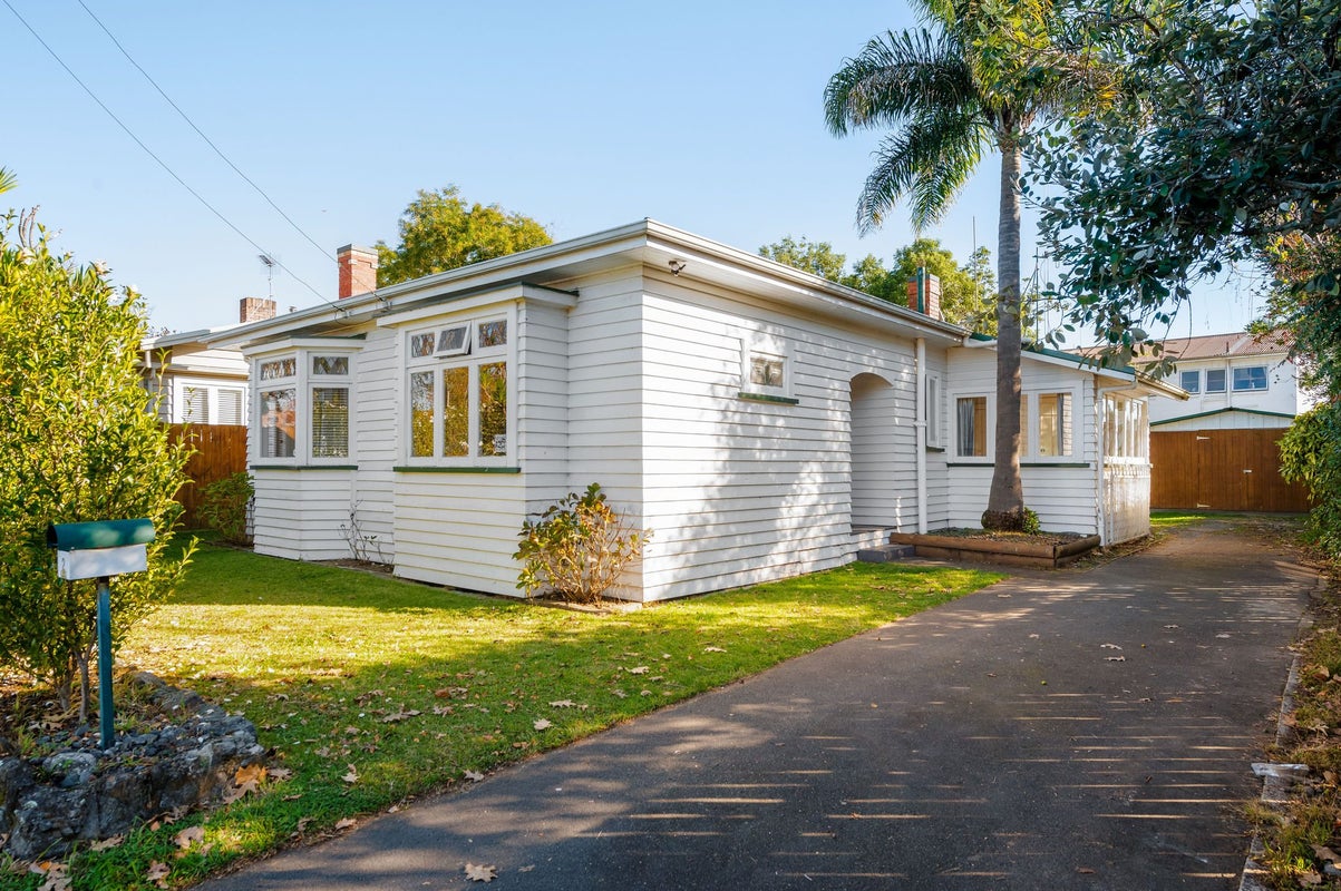 2 Hall Lane, Frankton, Hamilton - Carousel 1