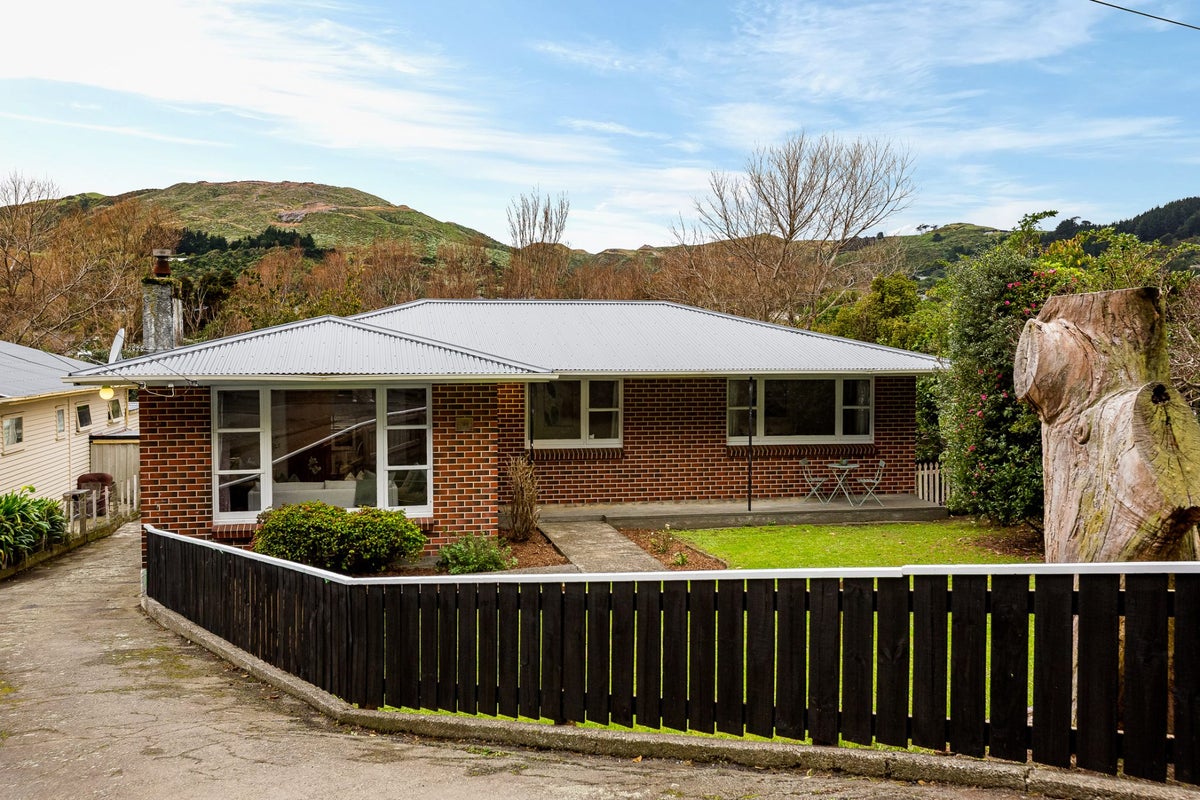 296 Main Road, Tawa, Wellington - Carousel 23