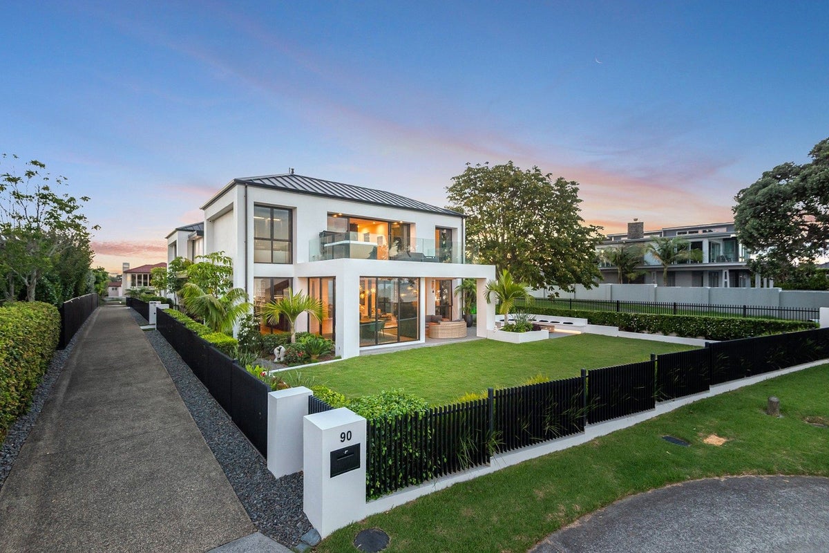 90 Marine Parade, Mellons Bay, Auckland - Carousel 2