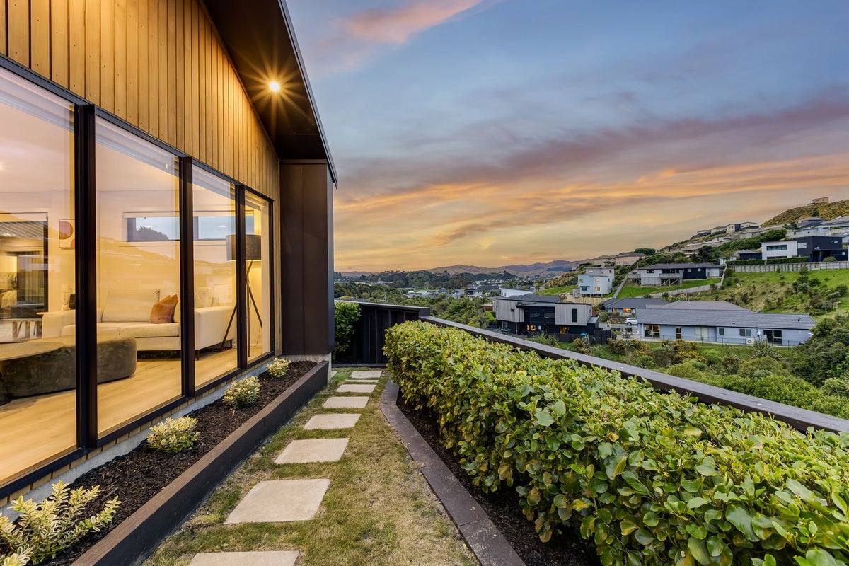 23 Banks Boulevard, Whitby, Porirua - Carousel 1