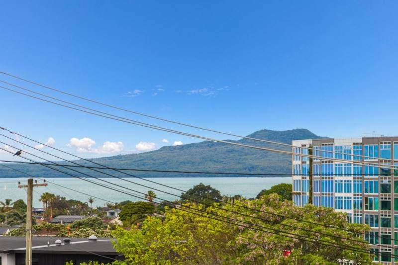 2/4 Rangitoto Terrace, Milford, Auckland - Carousel 1